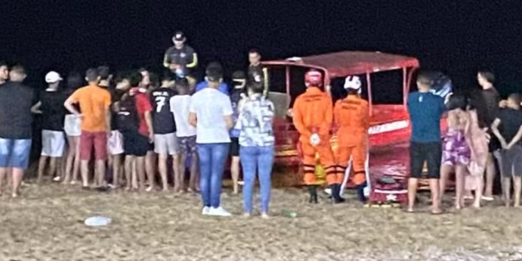 Adolescente morre afogado após mergulhar na Ponta Negra