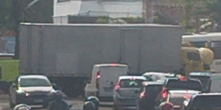 Carreta bloqueia via e causa congestionamento na zona centro-sul de Manaus