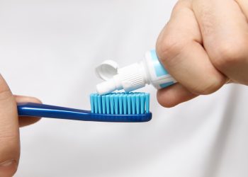 Anvisa suspende creme dental da Colgate após relatos de reações