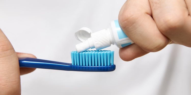 Anvisa suspende creme dental da Colgate após relatos de reações