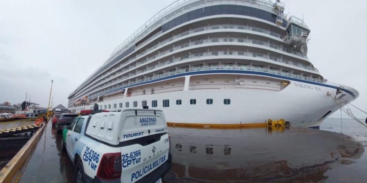 Chegada de dois cruzeiros em Manaus movimenta R$ 15 milhões na economia