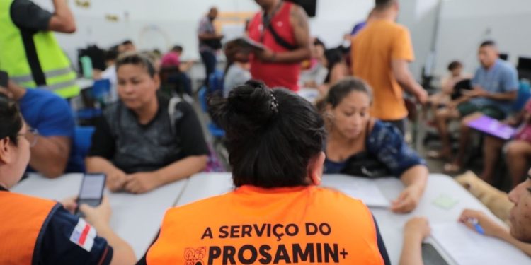 Governo do AM monta força-tarefa para atender afetados pela chuva em Manaus