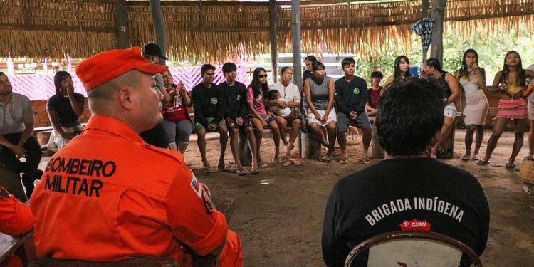 Corpo de Bombeiros certifica indígenas para reforçar combate a incêndios florestais no AM