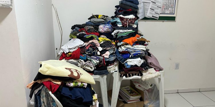 Projeto arrecada roupas para famílias atingidas pelas chuvas em Manaus