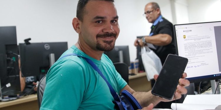 Programa RecuperaFone entrega mil aparelhos celulares recuperados em Manaus