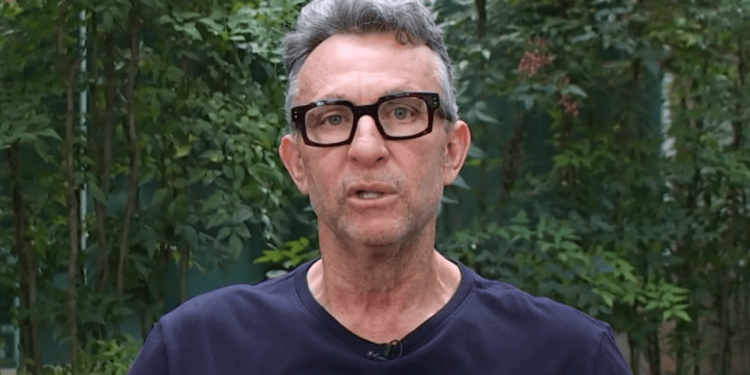 Ex-fumante, Craque Neto diz que largou o cigarro para poder ‘ver os filhos’