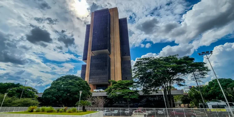 Copom eleva juros básicos da economia para 14,75% ao ano