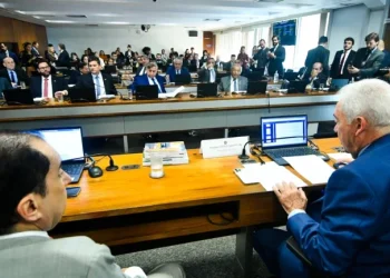 CCJ do Senado aprova fim da reeleição para cargos do Executivo