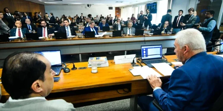 CCJ do Senado aprova fim da reeleição para cargos do Executivo