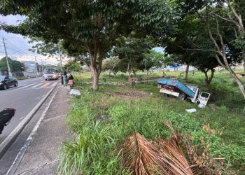 Caminhão invade calçada e atinge pedestre em Manaus