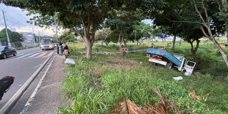 Caminhão invade calçada e atinge pedestre em Manaus