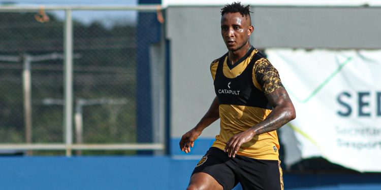 Lateral-direito colombiano é anunciado pelo Amazonas FC