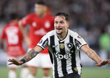 Artur marca golaço e Botafogo vence Estudiantes na Libertadores