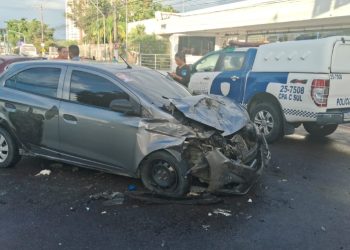 Colisão entre carro e micro-ônibus deixa quatro feridos e provoca caos no trânsito em avenida de Manaus
