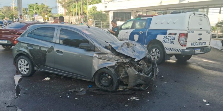 Colisão entre carro e micro-ônibus deixa quatro feridos e provoca caos no trânsito em avenida de Manaus
