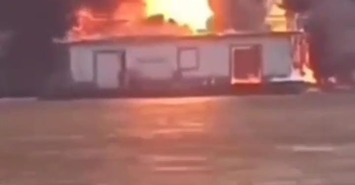 Vídeos: Incêndio de grandes proporções atinge flutuantes comerciais em Tapauá