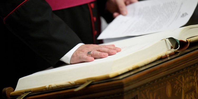 Capela Sisitina recebe amanhã os 133 cardeais votantes