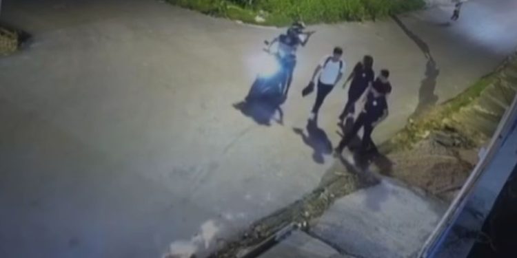Veja vídeo: Quatro jovens têm celulares roubados por dupla armada no Riacho Doce em Manaus