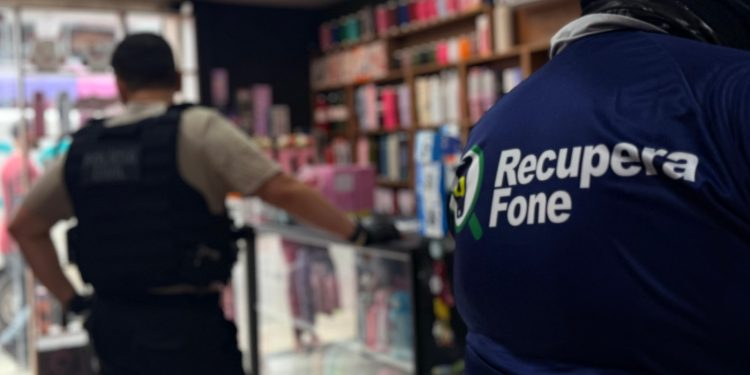 PC-AM prende homem e apreende 29 celulares irregulares durante fiscalização em lojas e assistências técnicas