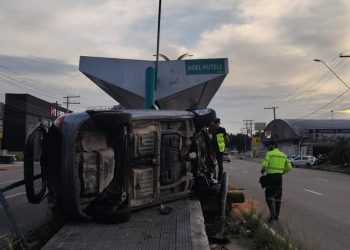 Vídeos: Carro capota na avenida Max Teixeira, na zona Norte de Manaus