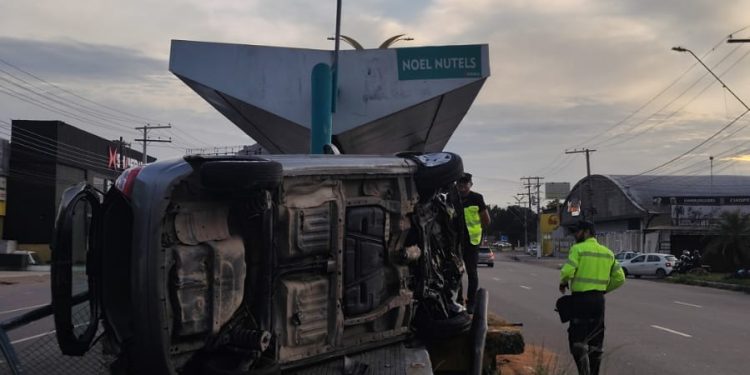 Vídeos: Carro capota na avenida Max Teixeira, na zona Norte de Manaus