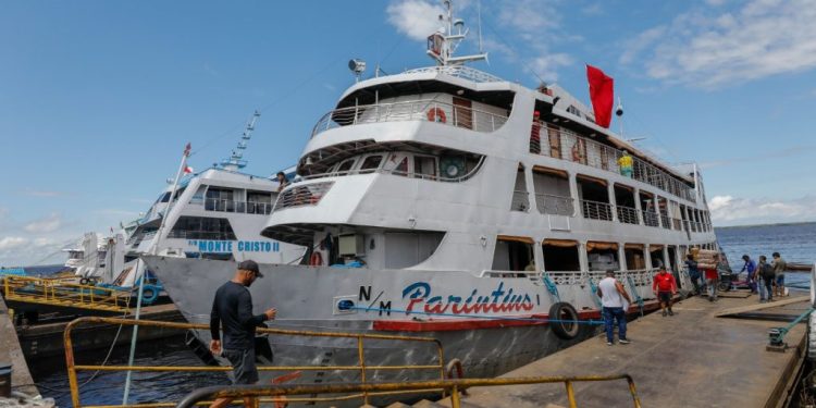 Barcos e lanchas se preparam para aumento de vendas com proximidade da festa dos bumbás em Parintins