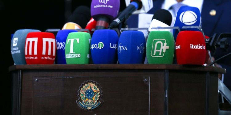 Violência contra jornalistas cai, mas tem patamar preocupante