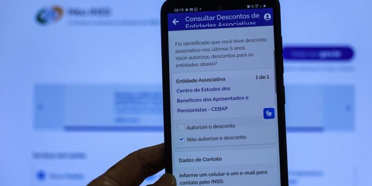 INSS começa a devolver a aposentados mensalidades associativas