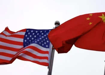 Bandeiras da China e dos Estados Unidos