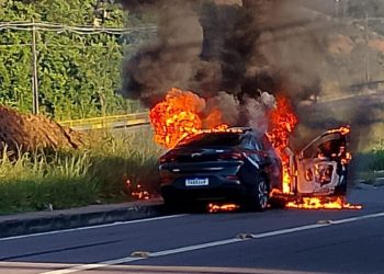 Veja vídeo: Carro pega fogo após colidir com ônibus próximo à barreira em Manaus