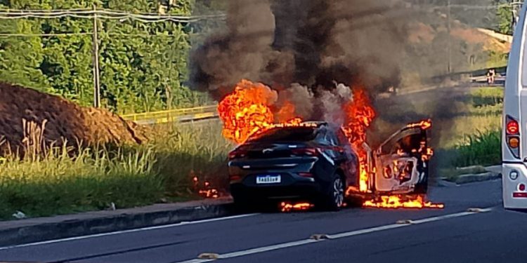 Veja vídeo: Carro pega fogo após colidir com ônibus próximo à barreira em Manaus