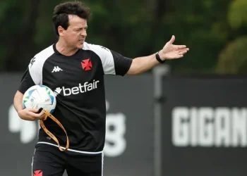 Diniz volta ao Vasco cheio de entusiasmo: ‘Sei que temos de melhorar, mas confio muito no time’