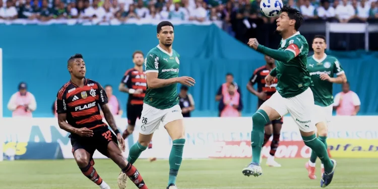 Flamengo vence Palmeiras e encosta na liderança do Brasileirão