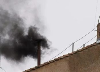 Conclave: primeira votação para escolha do novo papa termina com fumaça preta