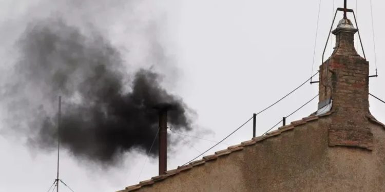 Conclave: primeira votação para escolha do novo papa termina com fumaça preta