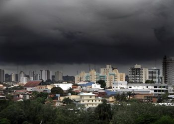 Manaus amanhece debaixo de chuva e alerta autoridades nesta quinta-feira (15)