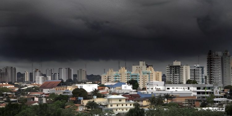 Manaus amanhece debaixo de chuva e alerta autoridades nesta quinta-feira (15)
