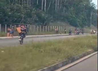 Denúncia: Motoqueiros fazem grau e andam na contramão