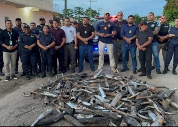 Motociclistas fazem fila para entregar escapamentos barulhentos para serem destruídos no Amazonas
