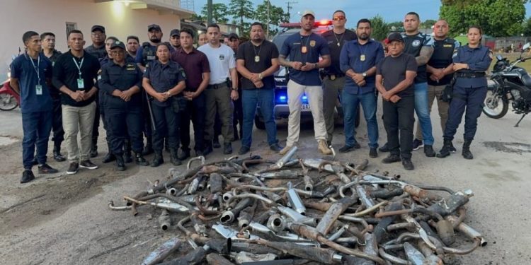 Motociclistas fazem fila para entregar escapamentos barulhentos para serem destruídos no Amazonas