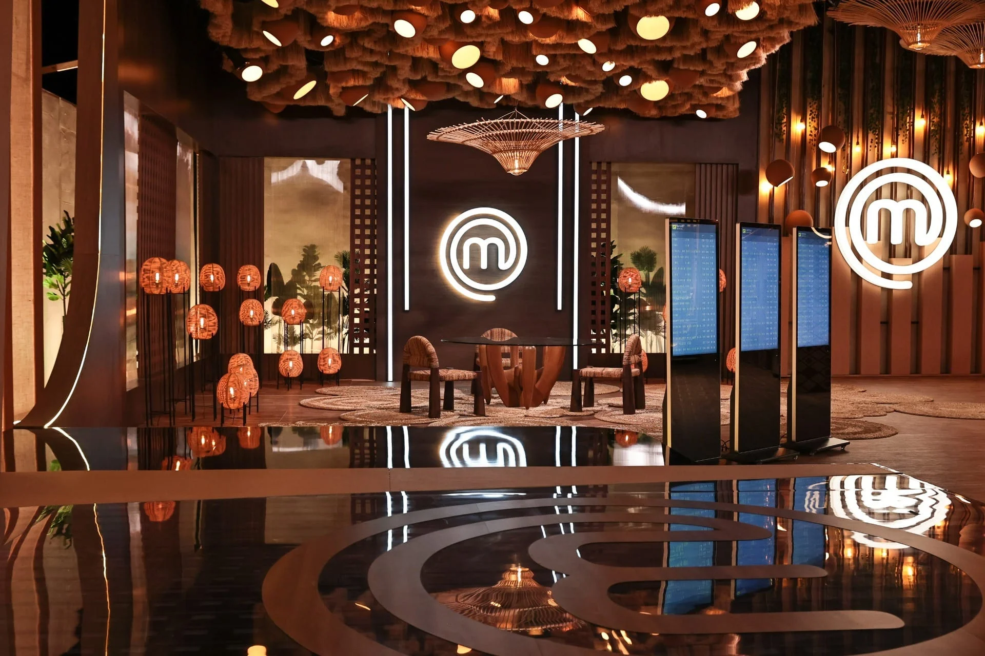 Palco dos jurados e restaurante do MasterChef 2025