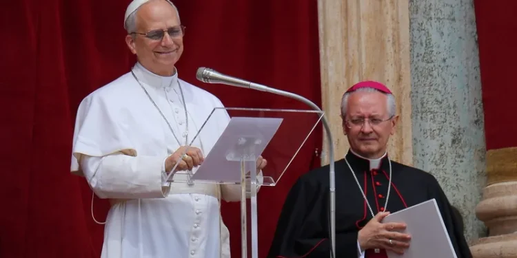 Papa Leão XIV faz primeira oração