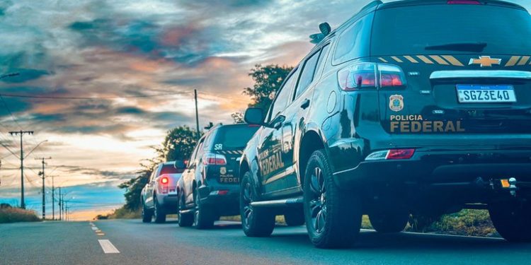 Polícia Federal deflagra operação e cumpre mandados em condomínios em Manaus