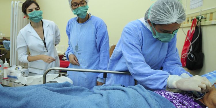 Câmara aprova aumento de pena para crime contra profissionais de saúde