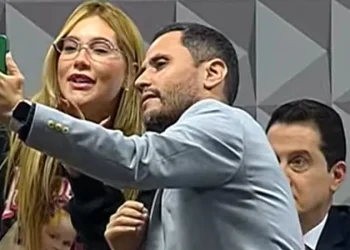 Senador pede para tirar foto com Virgínia