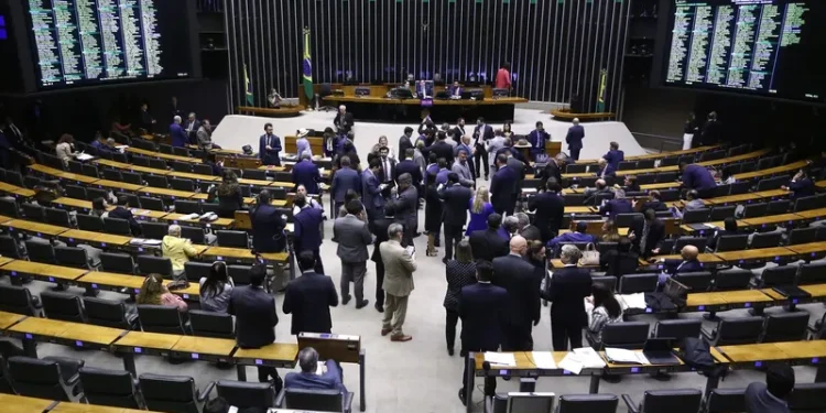 Por que o aumento de deputados na Câmara pode causar efeito cascata?