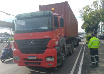 Prefeitura monitora avenida Ephigênio Salles e autua caminhões por uso irregular da faixa da esquerda