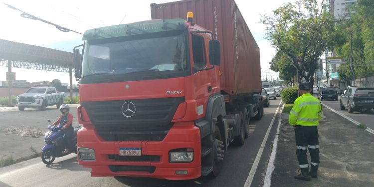 Prefeitura monitora avenida Ephigênio Salles e autua caminhões por uso irregular da faixa da esquerda