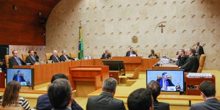 STF suspende julgamento sobre responsabilização de redes por postagens