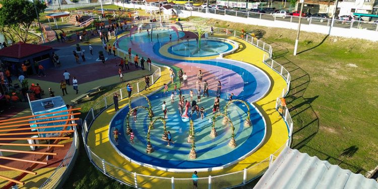 Prefeitura de Manaus entrega praça molhada e completa estrutura de lazer da lagoa da Compensa